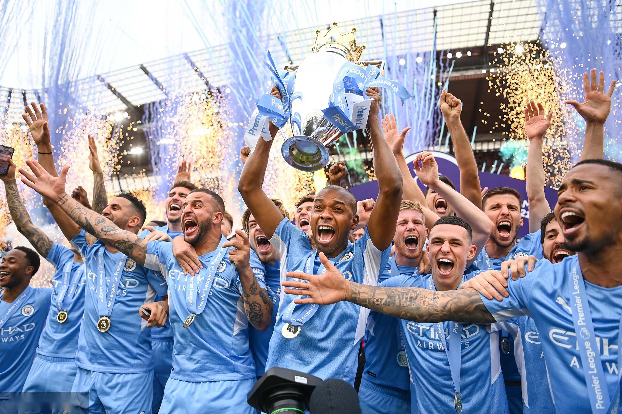 一群年轻人 一群年轻人